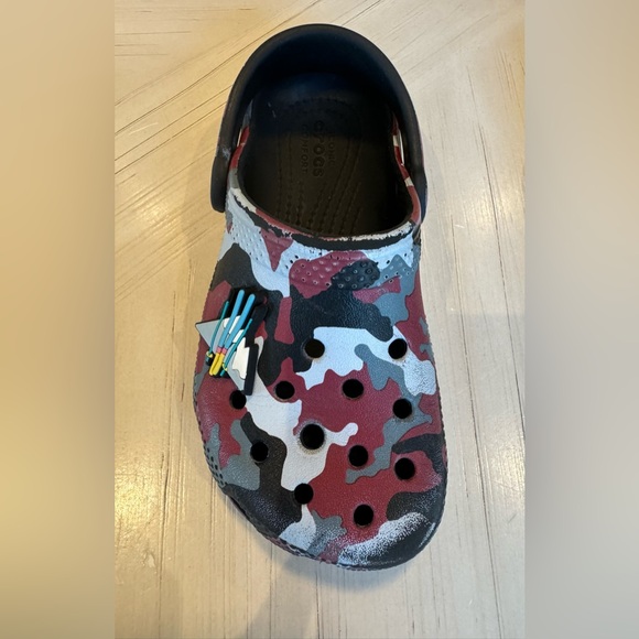 Crocs Unisex-Child Classic Red/Black/Grey/White Camo Clog - Size C10 - Picture 10 of 16